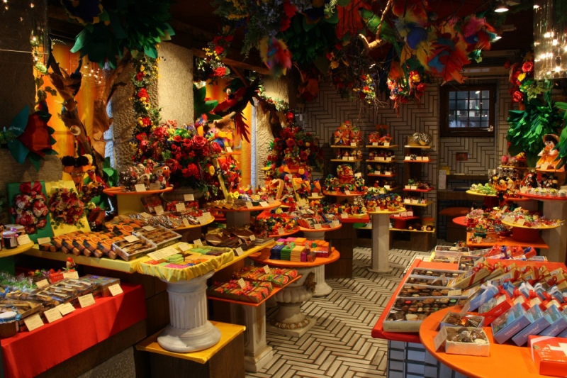 vitrine-BAIROLS-min_candy_store_chocolate_shop_chocolate_switzerland-393515