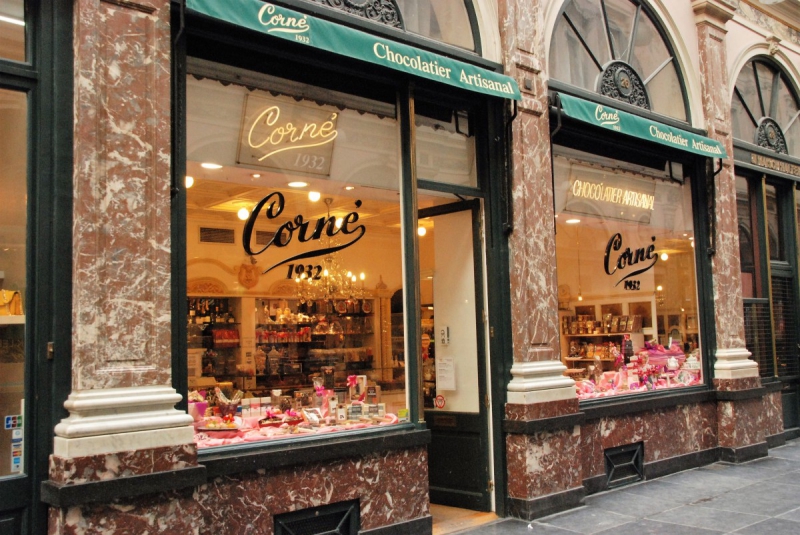 vitrine-BAIROLS-min_chocolate_chocolaterie_shop_luxury_chic_gallery_brussels_belgium-558146