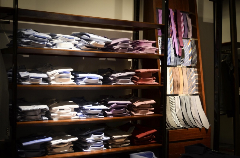 vitrine-BAIROLS-min_shirts_exhibition_shop_shopping_shelf_buy_business_clothing-940715