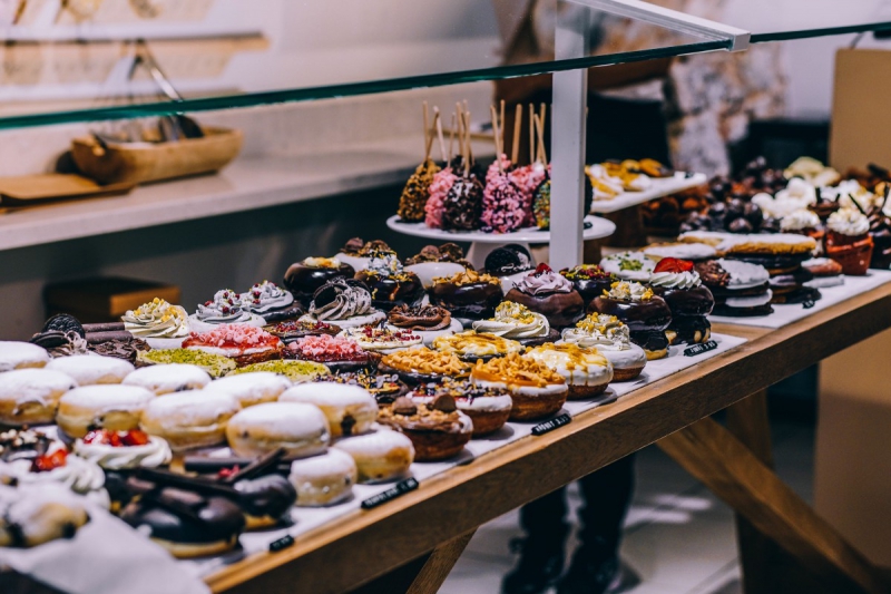 vitrine-BAIROLS-min_shop_dessert_pastry_bakery_counter-184398